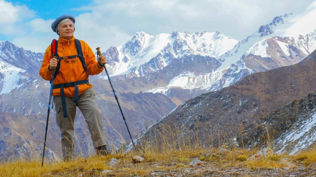 Cụ già trekking, gia tăng sức khỏe