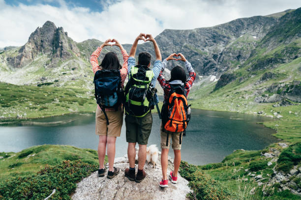 3 người bạn đang trekking trên đỉnh núi