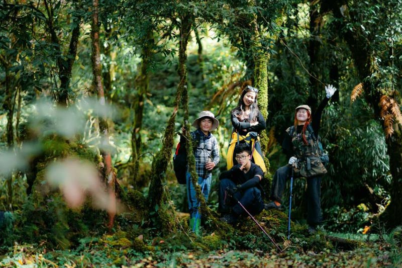 4 người bạn check in khi đã đến điểm đích trekking